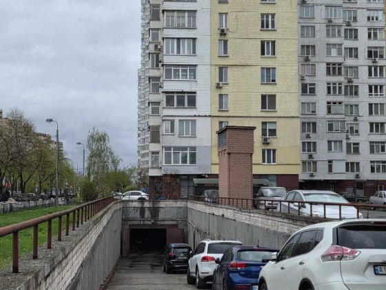 Продаж гаражного боксу 20.5 м  в підземному паркінгу.Харківське шосе 150\15 Киев