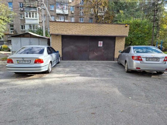 Продам отдельно стоящий   гараж на 2 машины по ул. Комсомольской Дніпро