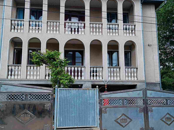 Просторий сімейний будинок у Чернівцях — 350 м², 2 поверхи, 2 гаражі, ближня Роша Чернівці