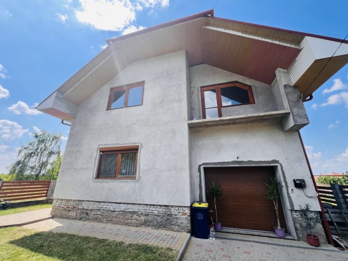 Продаж будинку в м. Берегове, 230 кв.м , 10 соток землі - фото 1