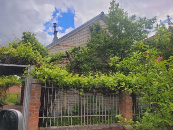 Продам дом пос. Высокий за АТБ по ул.Ржавец дом 2-х. эт кирп. 90-х год. Високий