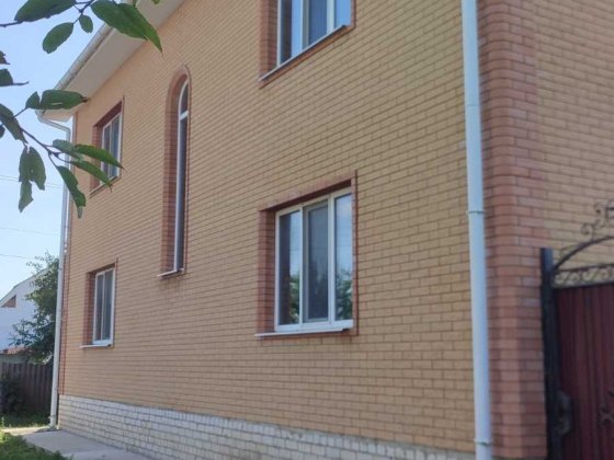 Великий будинок недалеко від центру міста Глухів