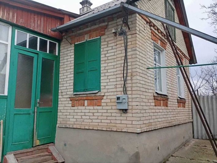 Продам будинок в Дергачах для невеликої родини, цегляний, на високому цоколі - фото 1