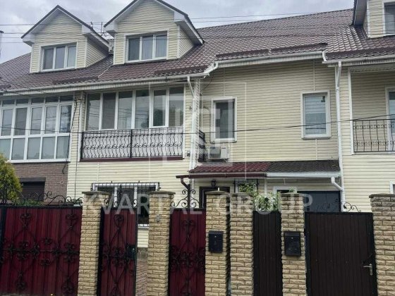 Продається затишний таунхаус у Гостомелі з ремонтом та меблями. Мін. оформлення! Гостомель