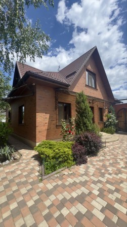 Кирпичный дом новой постройки с ремонтом, участок 9 соток - фото 1
