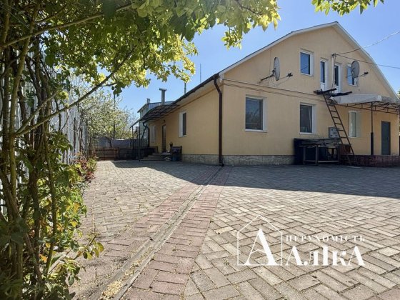Продам простору ЧАСТИНУ БУДИНКУ Кам'янець-Подільський