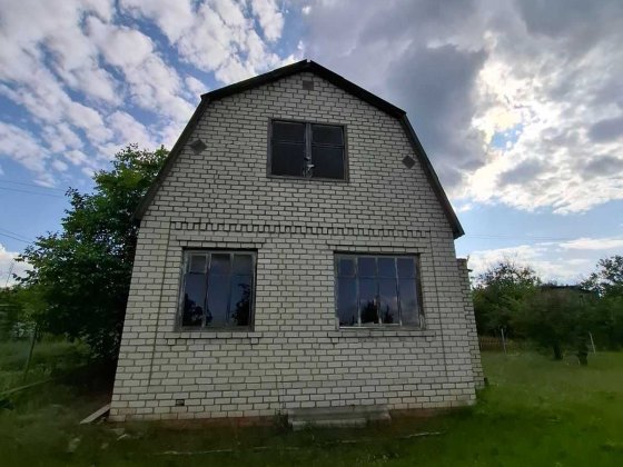 В Люботине продам кирпичную дачу