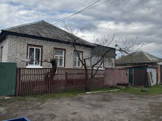 Продам пів-будину (окремо виділена частка)  76,2 кв.м. біля ДОСЕАФа Прилуки