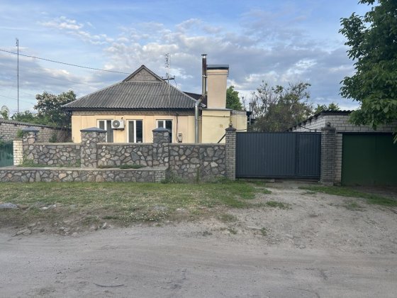Продам 1/2 дома в районі 1ї школи Светловодск