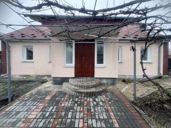 Продам будинок з ремонтом та земельною ділянкою - фото 1