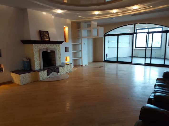 Продам 2х этажный дом в Чугуеве, пл. 340 кв.м - фото 1
