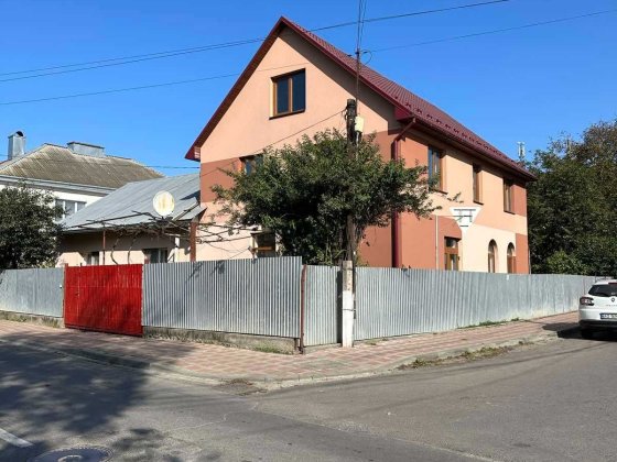 Продається будинок в м. Тячів