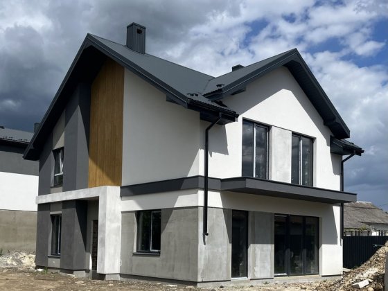 Продається будинок в Вовчинцях. Всі міські комунікації. Асфальтований підʼїзд Вовчинець