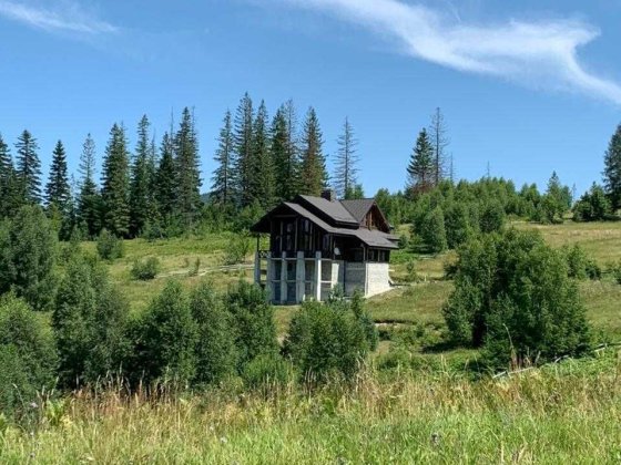 Продаж будинку у Карпатах з 1,64 га землі та панорамними краєвидами в  с.Микуличин Микуличин