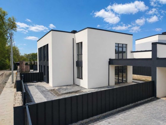 ПРОДАМ дім  загороджений дуплекс з гаржем та терасою 160 м² , 3сот ГАЗ  підключенні всі міські комун Вовчинець
