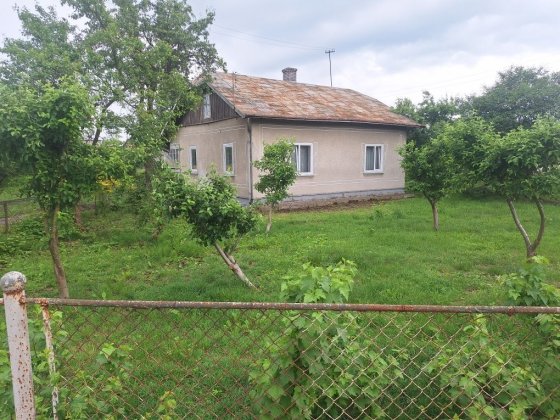 Будинок в Тисмениця ,  10 км від Івано-Франківська  1 лінія , можливо під комерцію Тисмениця