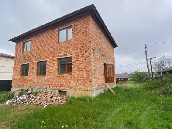 Продаєть просторий будинок в Карпатах Косов
