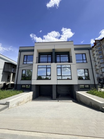 Продається просторий 3-поверховий таунхаус поруч річки Бистриця та Німецького озера. Будинок має 2 ж - фото 1
