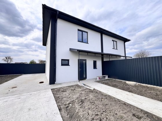 Продається дуплекс площею 85 м² з власною ділянкою 2,5 сотки. Гатне