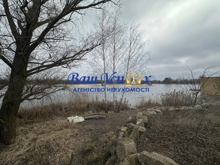 Продажа земли с выходом на реку  коробка и озером. Лес дамба - фото 1