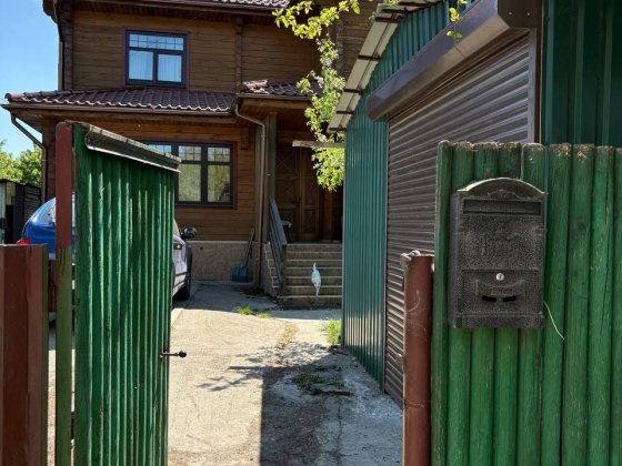 Дерев'яний будинок з басейном і банею Білогородка