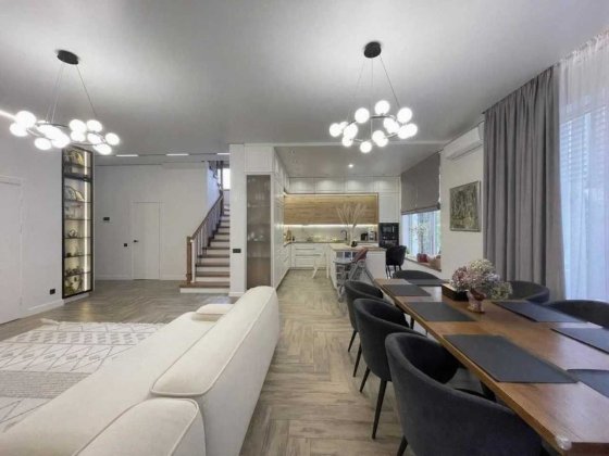 Продаж будинку 210м²    КМ Нова Ходосівка , в оточені соснового лісу Ходосовка