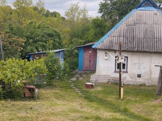 Продається будинок з прибудинковими будівлями. Підгірці