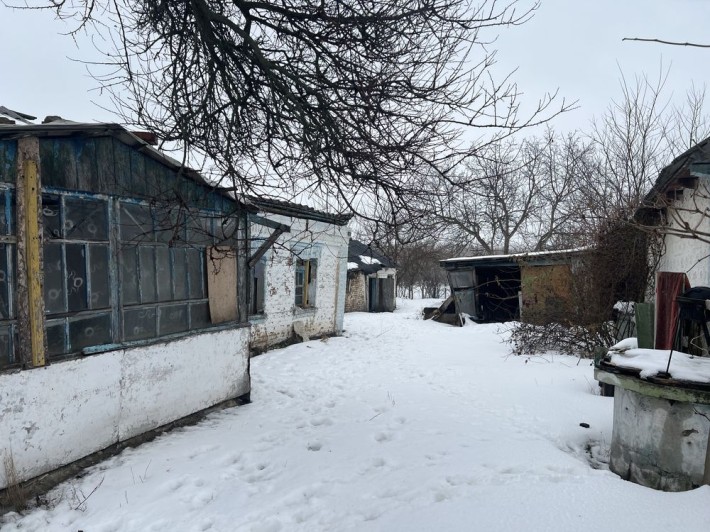 Продам нежилий будинок з рівною ділянкою поблизу центру Узина - фото 1