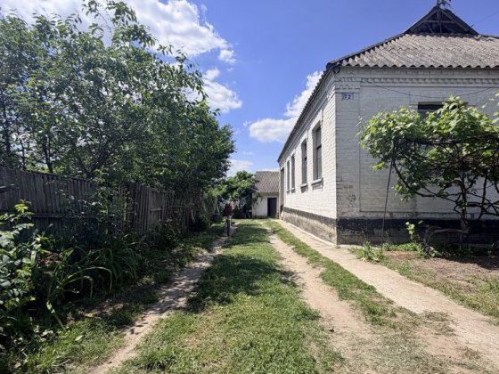 Цегляний будинок у ЦЕНТРІ Рокитного за 36 000$! 4 кімнати + сад + гараж Рокитне