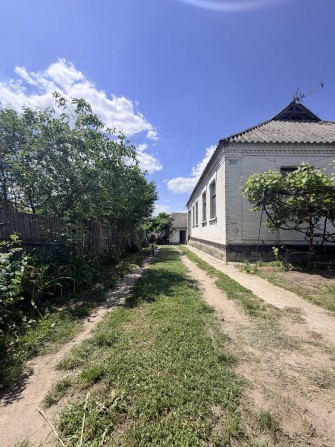 Цегляний будинок у ЦЕНТРІ Рокитного за 36 000$! 4 кімнати + сад + гараж - фото 1