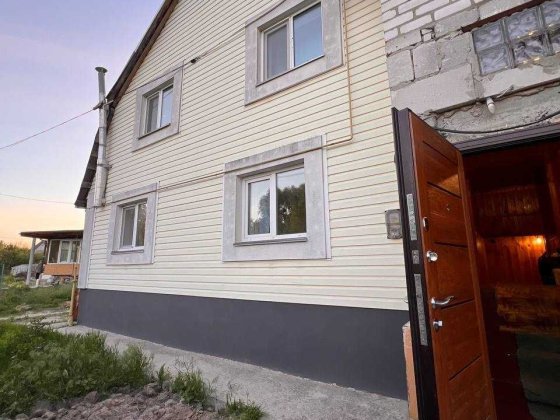 Будинок біля озера з лазнею в Бородянці. Газове опалення, два поверхи, біля центру.