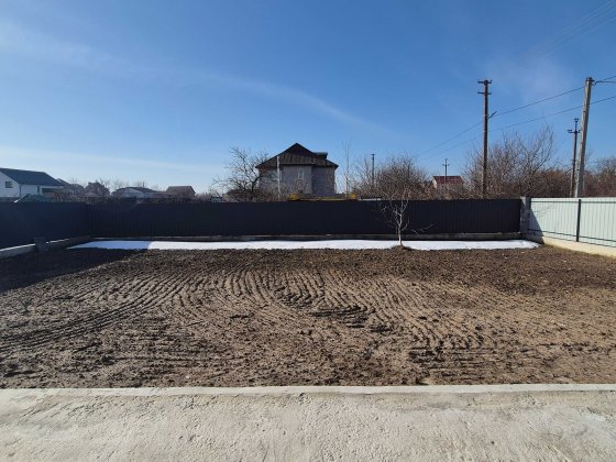 Будинок з автонавісом, терасою, на великій ділянці, чорнова штукатурка Немішаєве