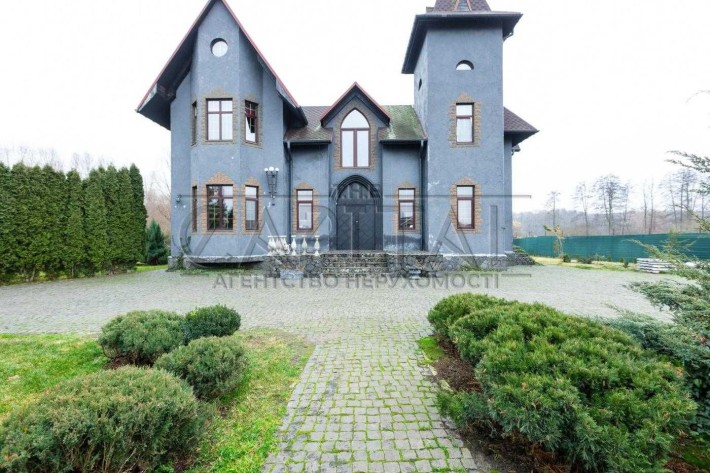 Продаж унікального середньовічного замку у Зазим'ї з конюшнею - фото 1
