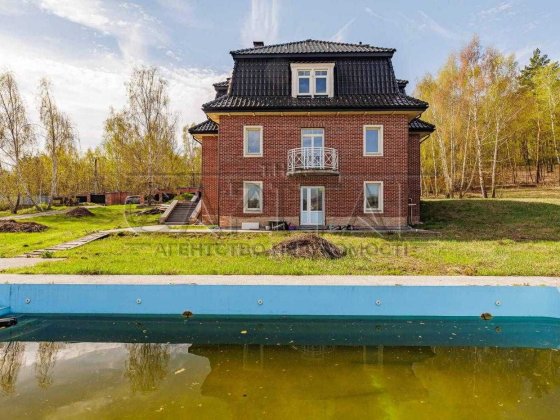 Пропонується просторий заміський будинок площею 460 м² на ділянці 40 соток у мальовничих Іванковичах Іванковичі