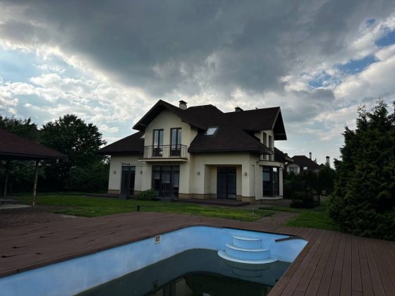 Продам будинок з ремонтом в закритому КМ. 15 хв до Києва. Без комісії Петрушки