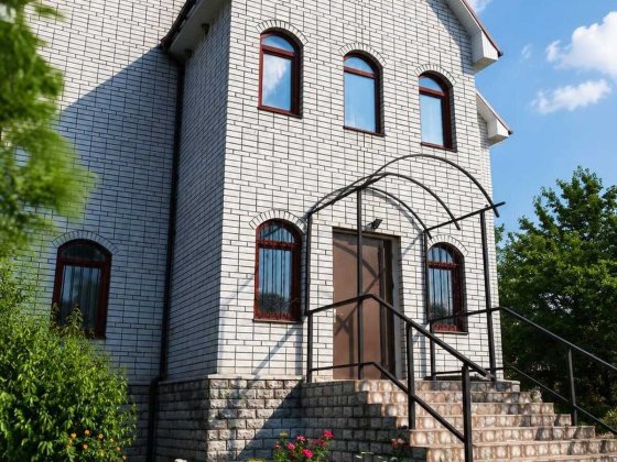 Цегляний будинок в Пухівці Київська область біля річки Пухівка