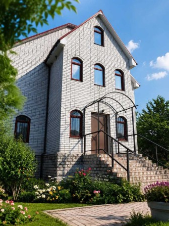 Цегляний будинок в Пухівці Київська область біля річки - фото 1