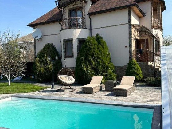 Просторий будинок 373 м² на зеленій тихій вулиці | Басейн | Пухівка Пухівка