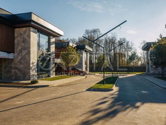 Романків сучасний будинок з басейном в закритому комплексі
