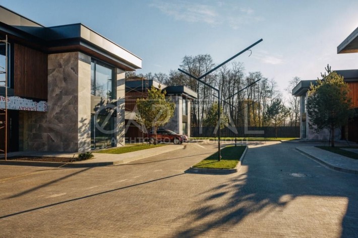 Романків сучасний будинок з басейном в закритому комплексі - фото 1