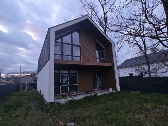 Сучасний будинок біля Києва Хотів Хотов