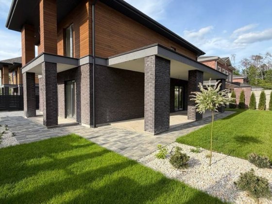 Чайки! Продаж Будинку з усіма Центральними комунікаціями 180 м2 Закрита територія Чайки