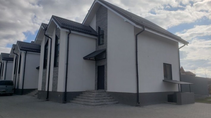 Люксовий двохповерховий таунхаус на березі озера у клбуному комплексі - фото 1