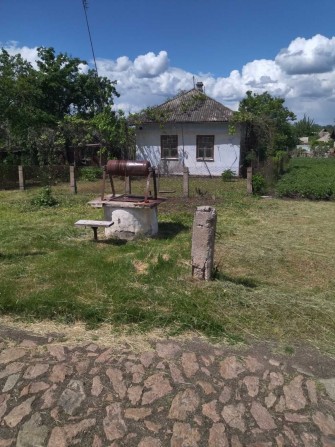 Продам будинок м.ПОМІЧНА  вул.С.Разіна.ціна договірна  Садиба  19 сотих  є гараж сараї баня - фото 1