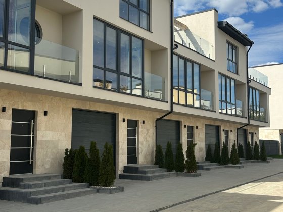 Продаж готових таунхаусів у Сокільниках British Village поруч з КМ Рівєра Сокільники