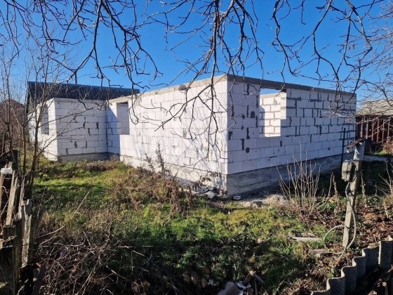 Продам участок с коммуникациями + коробка дома Великодолинське