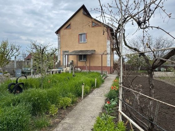 Міцний капітальний будинок неподалік моря