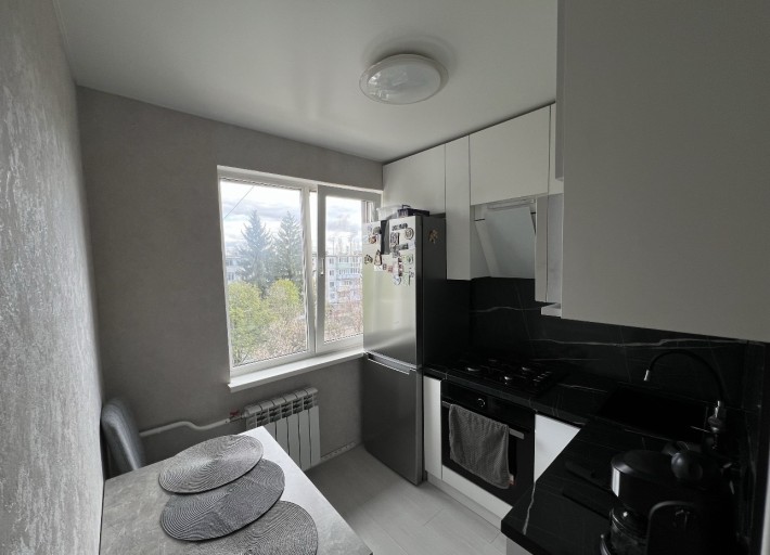 Продаж 2-кімнатної квартири з сучасним ремонтом - фото 1