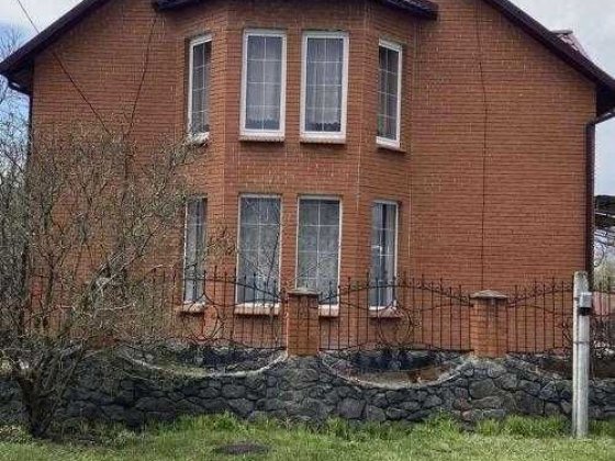 Диканька, у продажу просторий двоповерховий будинок