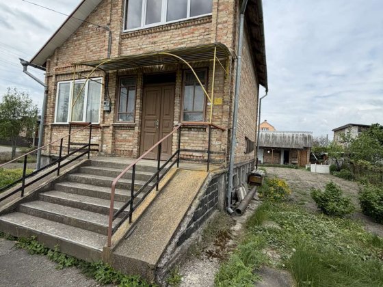 Цегляний газифікований будинок в Кам'яній горі з  цокольним поверхом. Каменная Гора
